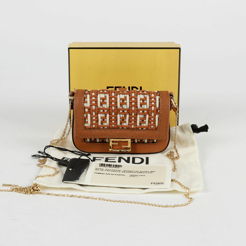 FENDI Nano Baguette Charm 斜背包-0