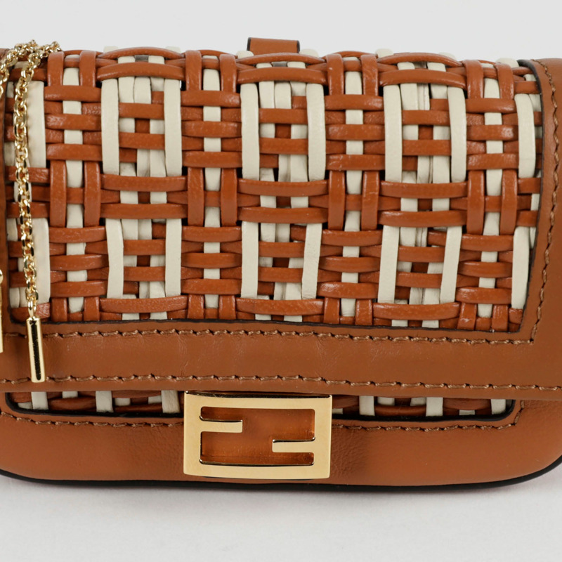 FENDI Nano Baguette Charm 斜背包-1