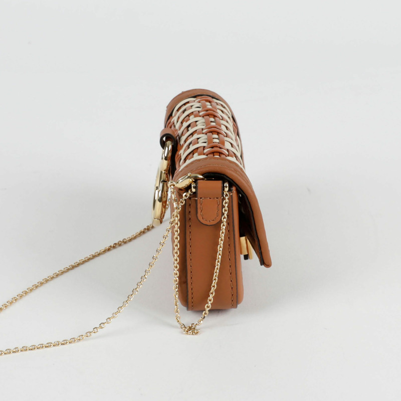 FENDI Nano Baguette Charm 斜背包-4