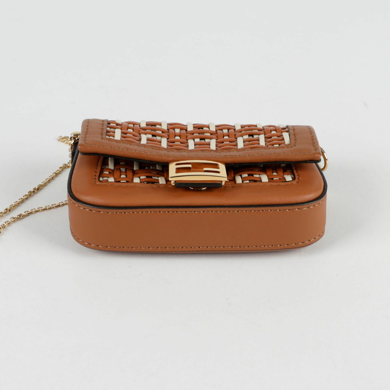 FENDI Nano Baguette Charm 斜背包-5