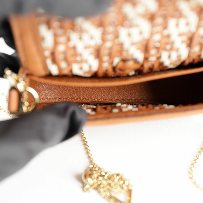 FENDI Nano Baguette Charm 斜背包-7
