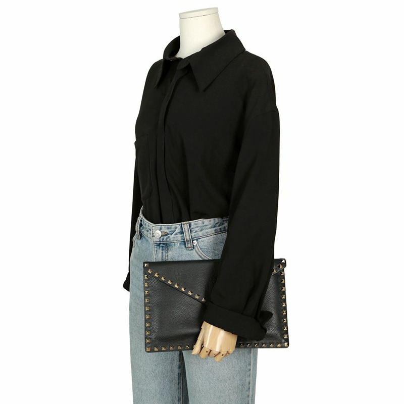 VALENTINO Rockstud 信封手拿包-9