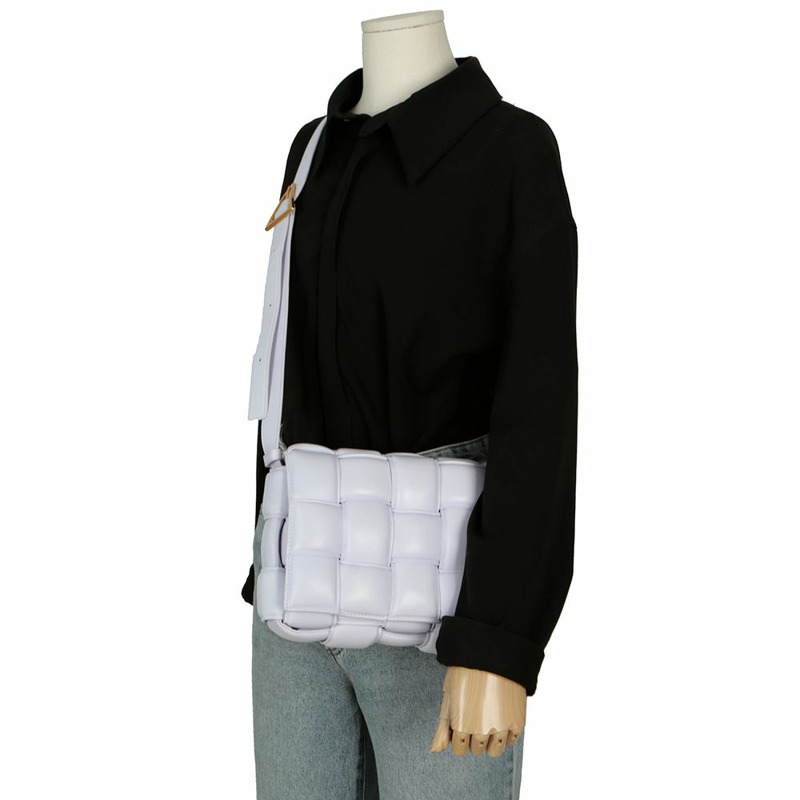 BOTTEGA VENETA 加厚卡式斜背包單肩包 591970-10