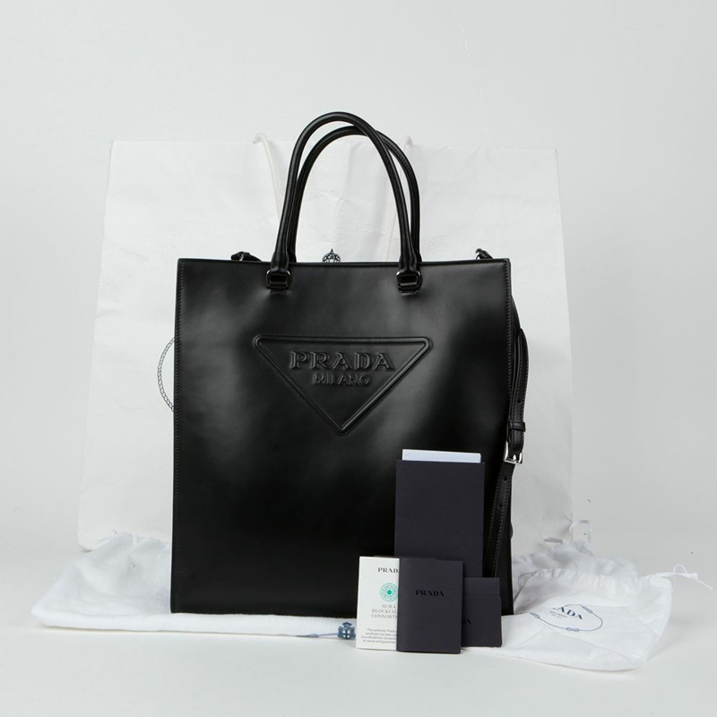 PRADA 三角形壓花標誌托特單肩包 1BA332-0