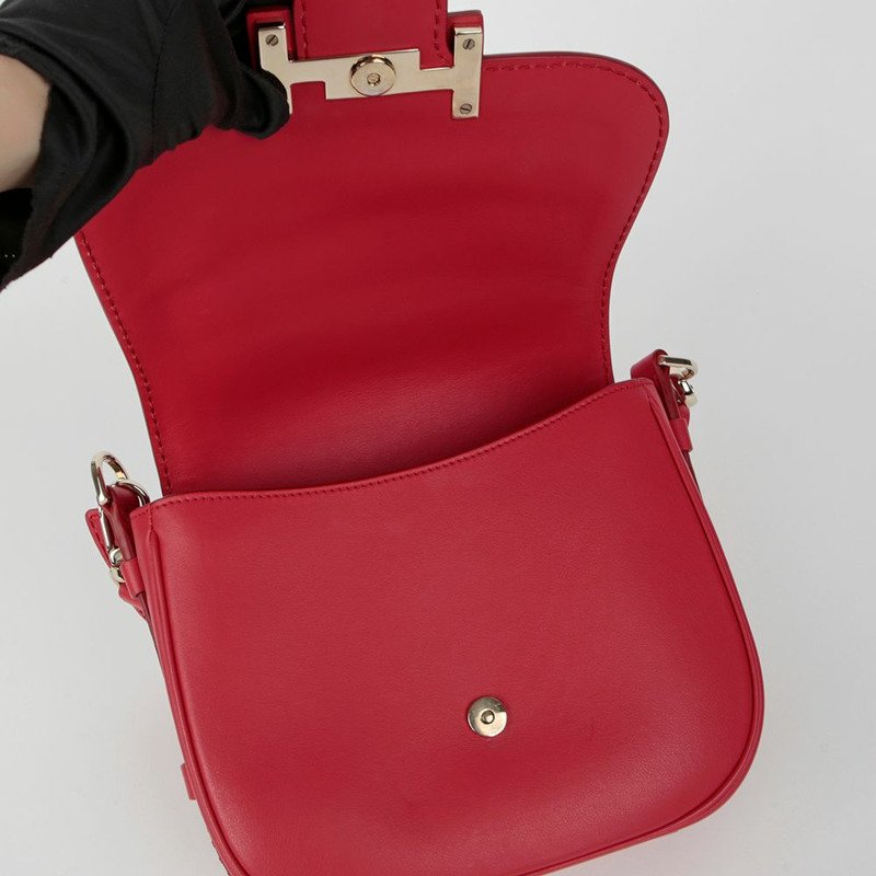 TODS 雙 T 型翻蓋肩斜背包-10
