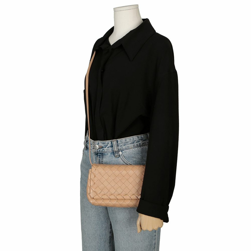 BOTTEGA VENETA 609412 翻蓋迷你肩斜背包-11