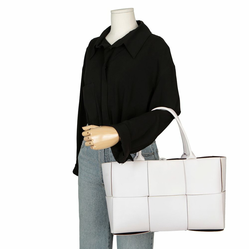 BOTTEGA VENETA Arco 中號手提包 609175-10