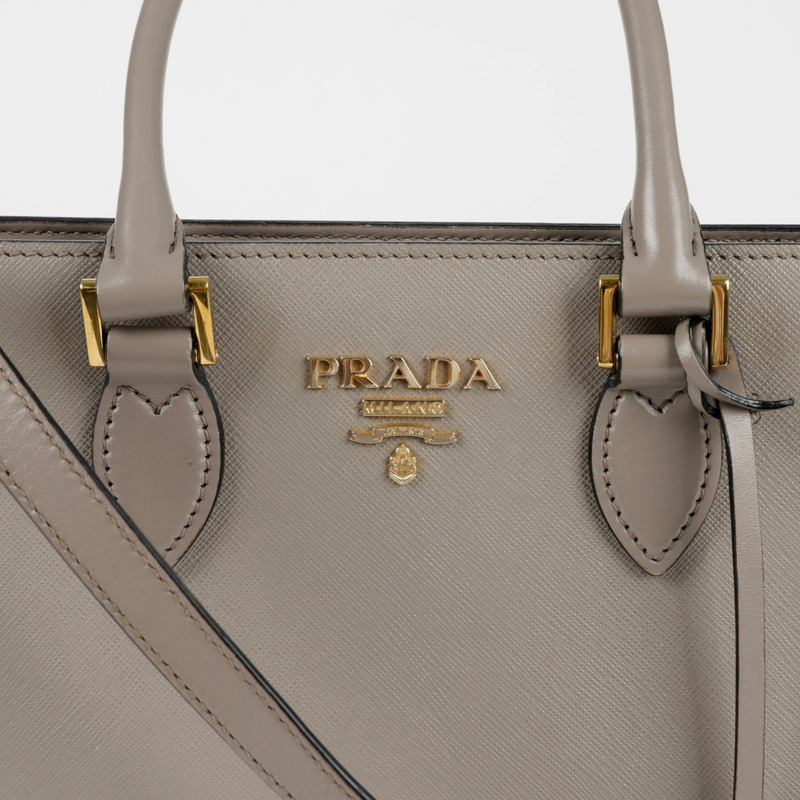 PRADA 金屬標誌托特單肩包 1BA113-1