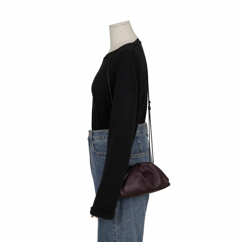 BOTTEGA VENETA 迷你斜背包 585852-11