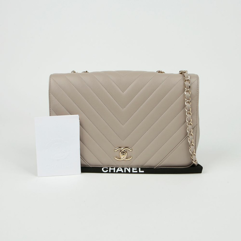 CHANEL 中型 V 型翻蓋肩斜背包 A91588-0