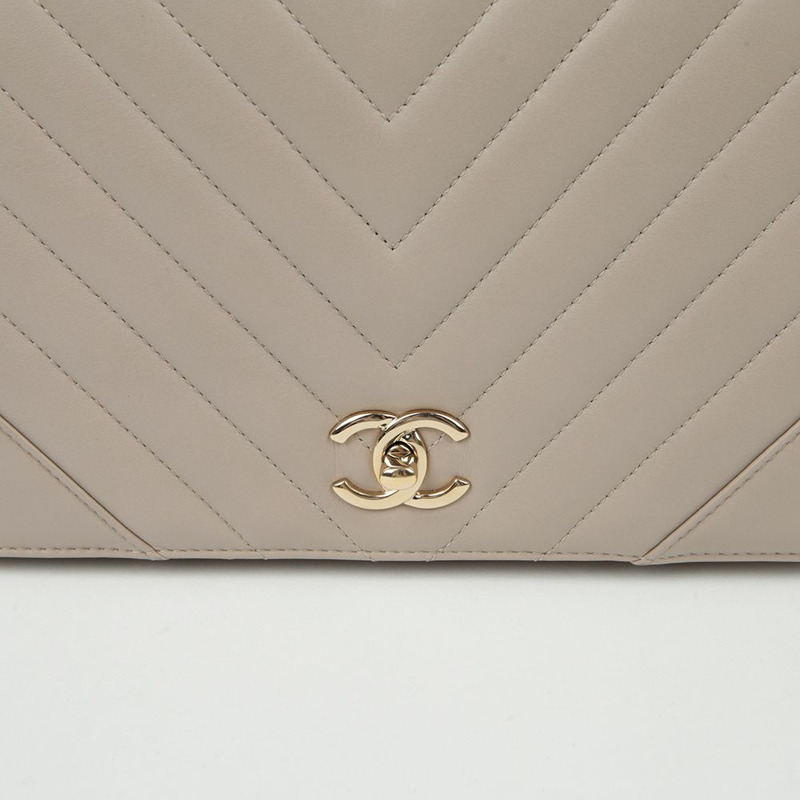CHANEL 中型 V 型翻蓋肩斜背包 A91588-2
