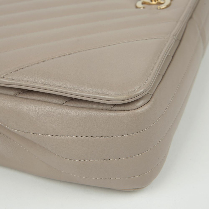CHANEL 中型 V 型翻蓋肩斜背包 A91588-7