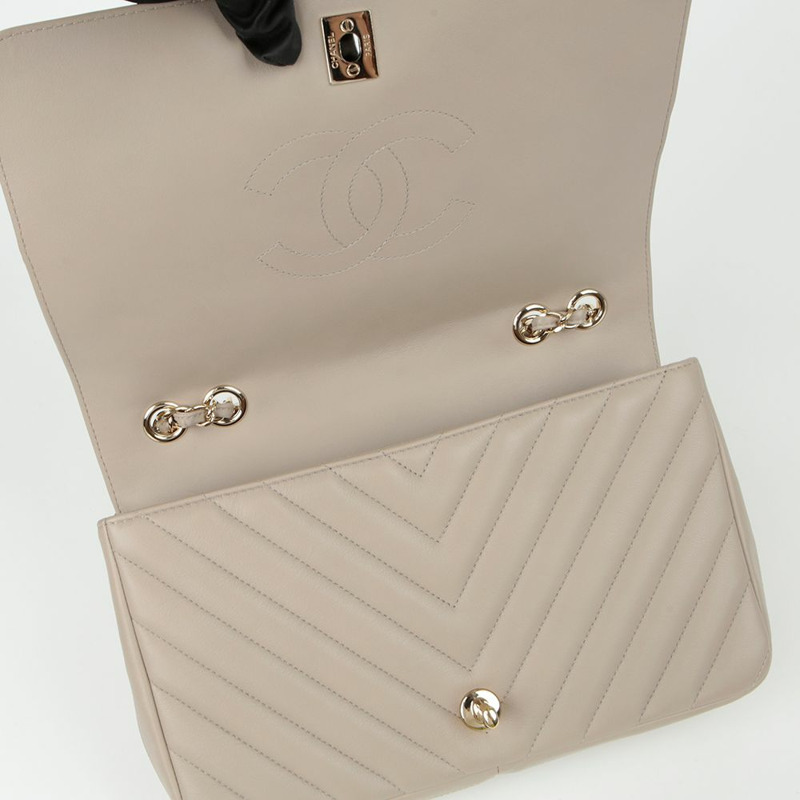 CHANEL 中型 V 型翻蓋肩斜背包 A91588-10