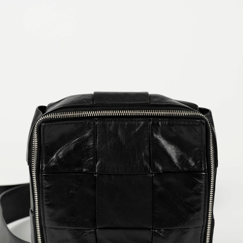BOTTEGA VENETA 701366 Cassette 迷你露跟斜背包-1