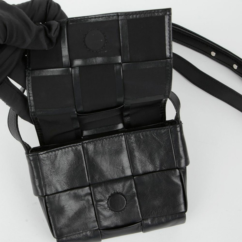 BOTTEGA VENETA Intrecciato Candy Cassette 迷你斜背包 667048-8