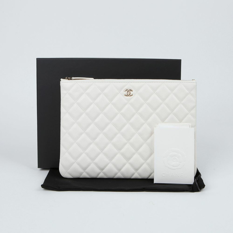 CHANEL Caviar Skin 經典新款中型手拿包 A82545-0