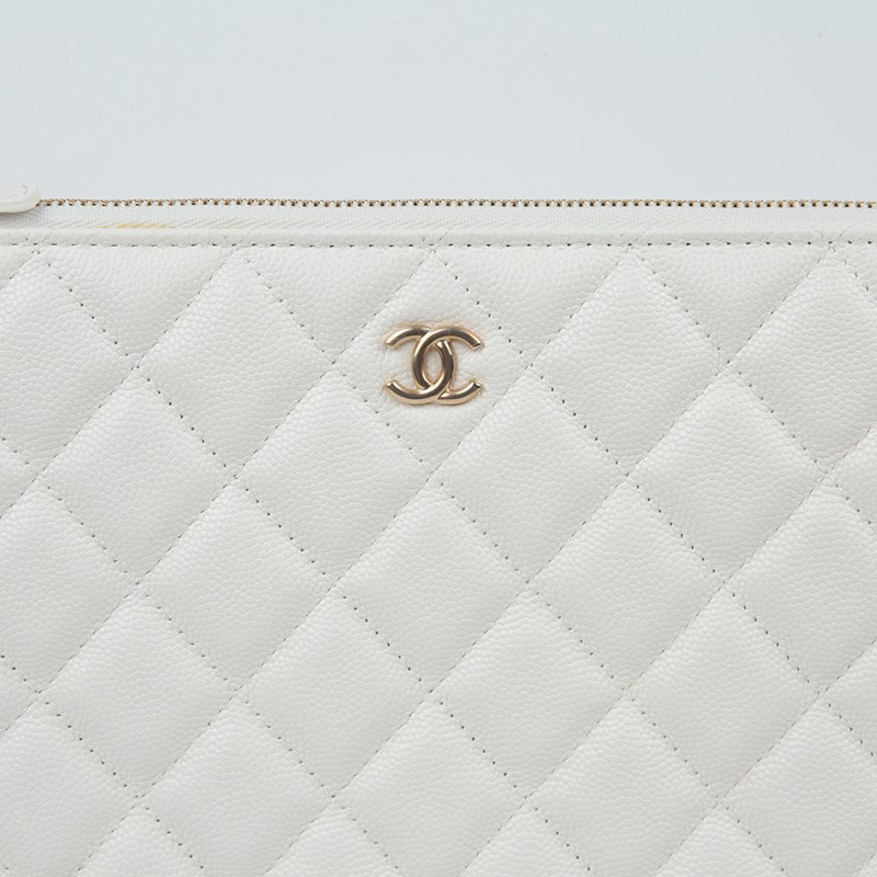 CHANEL Caviar Skin 經典新款中型手拿包 A82545-2