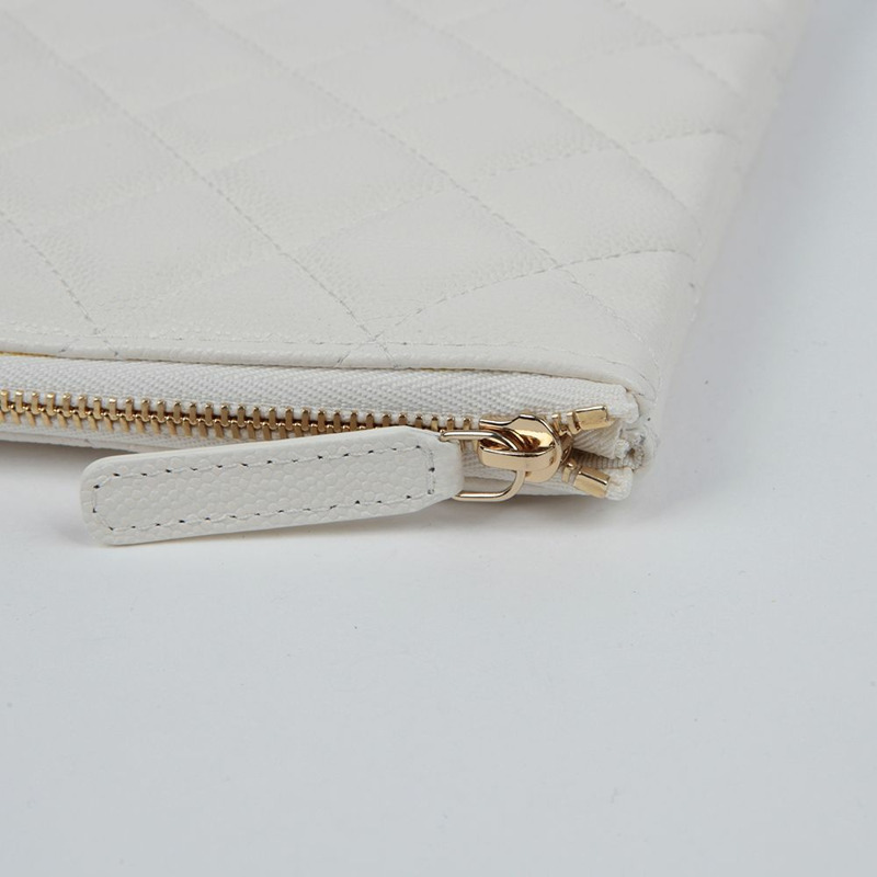 CHANEL Caviar Skin 經典新款中型手拿包 A82545-7