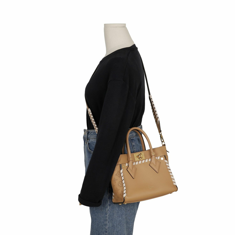 【包稅】LOUIS VUITTON M21585 On My Side PM 尺寸手提單肩包-9