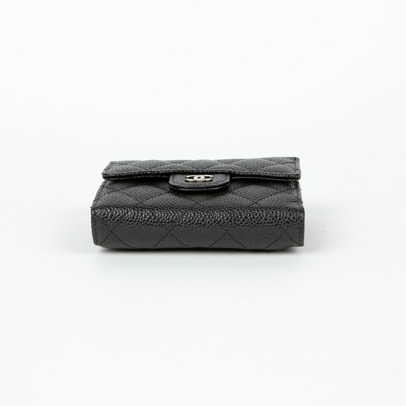 CHANEL Caviar Skin 經典雙折皮夾 AP0231-5