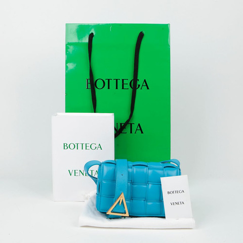 BOTTEGA VENETA 附襯墊卡附小號單肩斜背包 717506