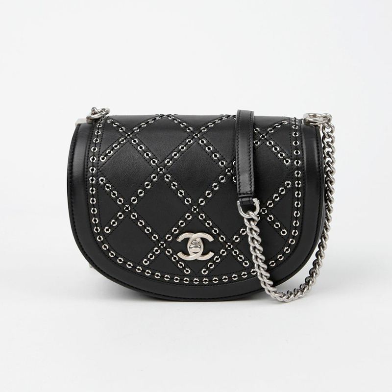 CHANEL A69993 CC 標誌孔眼圓形翻蓋肩斜背包-0
