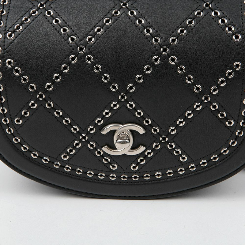 CHANEL A69993 CC 標誌孔眼圓形翻蓋肩斜背包-1