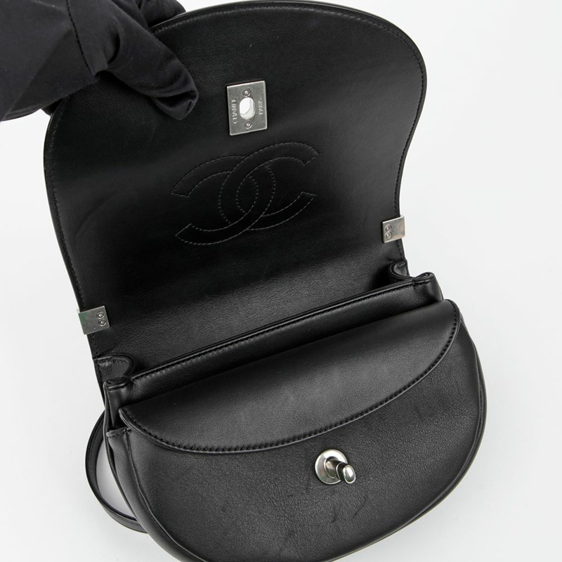CHANEL A69993 CC 標誌孔眼圓形翻蓋肩斜背包-7