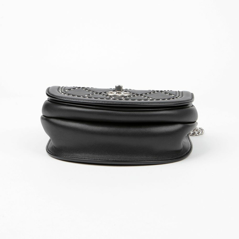 【包稅】CHANEL A69993 CC Logo 鏤空圓形翻蓋肩斜背包-5