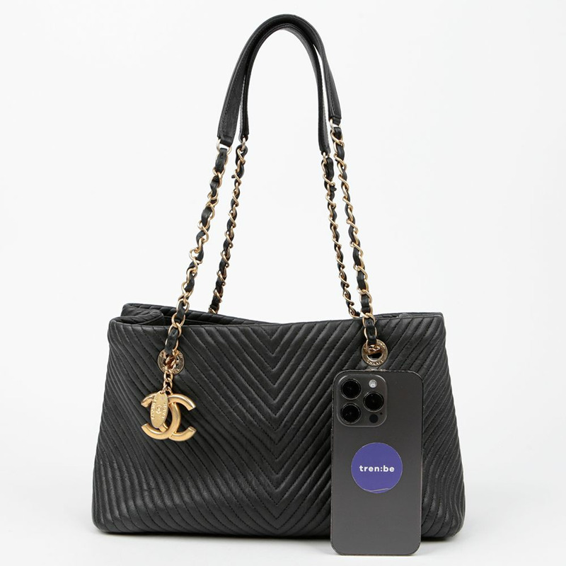 CHANEL 徽章鏈條單肩包-8