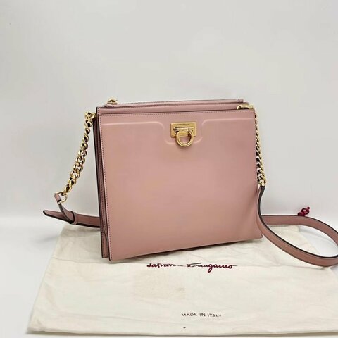 FERRAGAMO 裸粉色金扣鏈條肩背斜背包24*20*4 98新配件塵袋