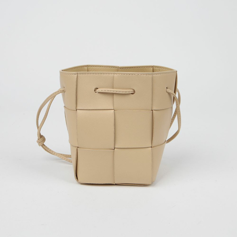 BOTTEGA VENETA 680217 Cassette 迷你水桶肩斜背包-2
