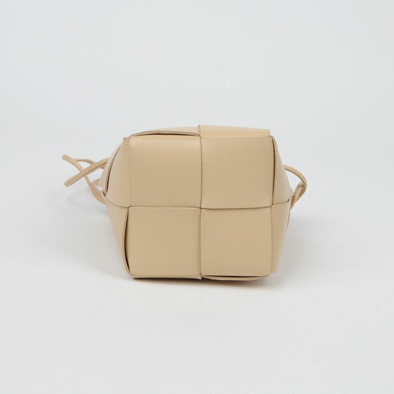 BOTTEGA VENETA 680217 Cassette 迷你水桶肩斜背包-4
