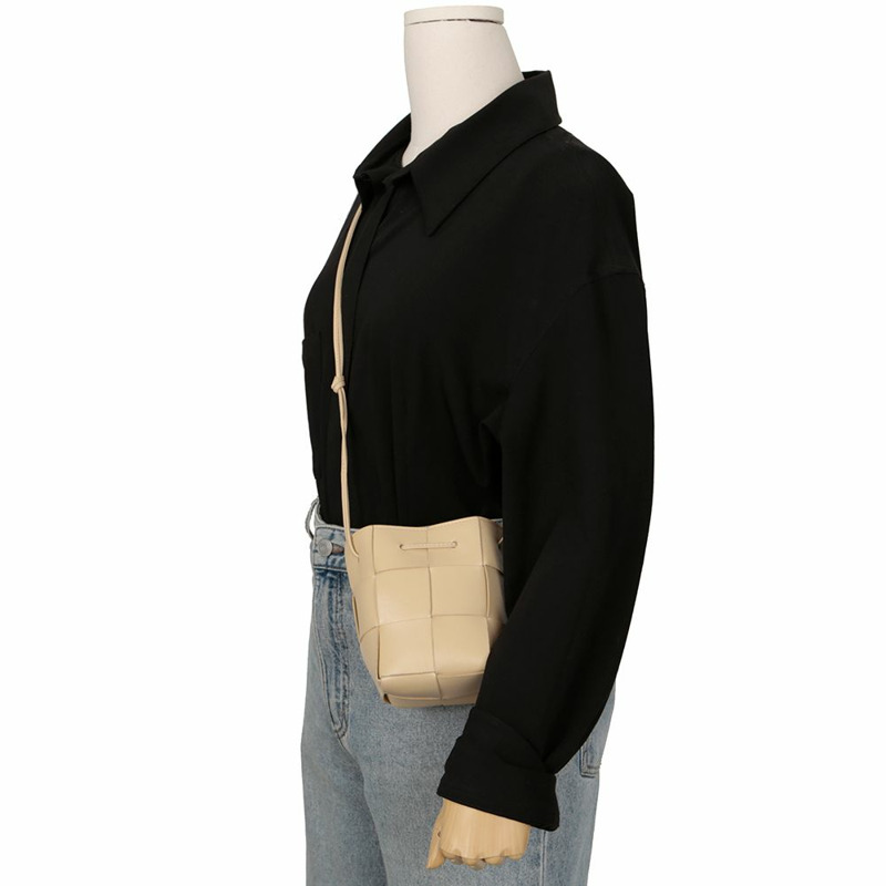 BOTTEGA VENETA 680217 Cassette 迷你水桶肩斜背包-8