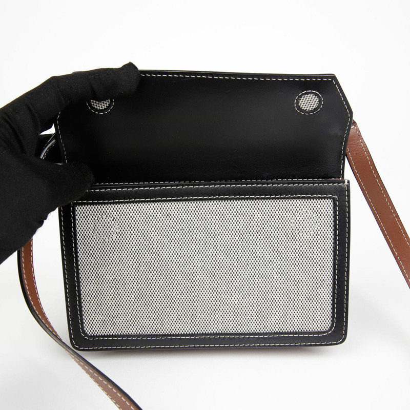 BURBERRY Pocket Horseberry Title 迷你斜背包 8042852-10