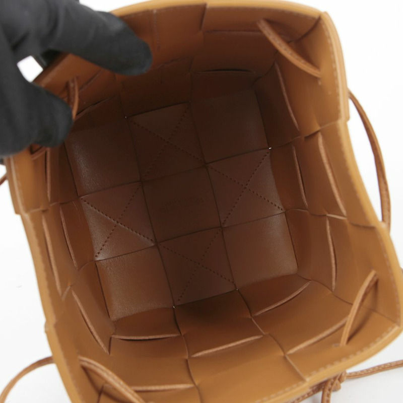 BOTTEGA VENETA 680218 Cassette Bucket 小號肩斜背包-6