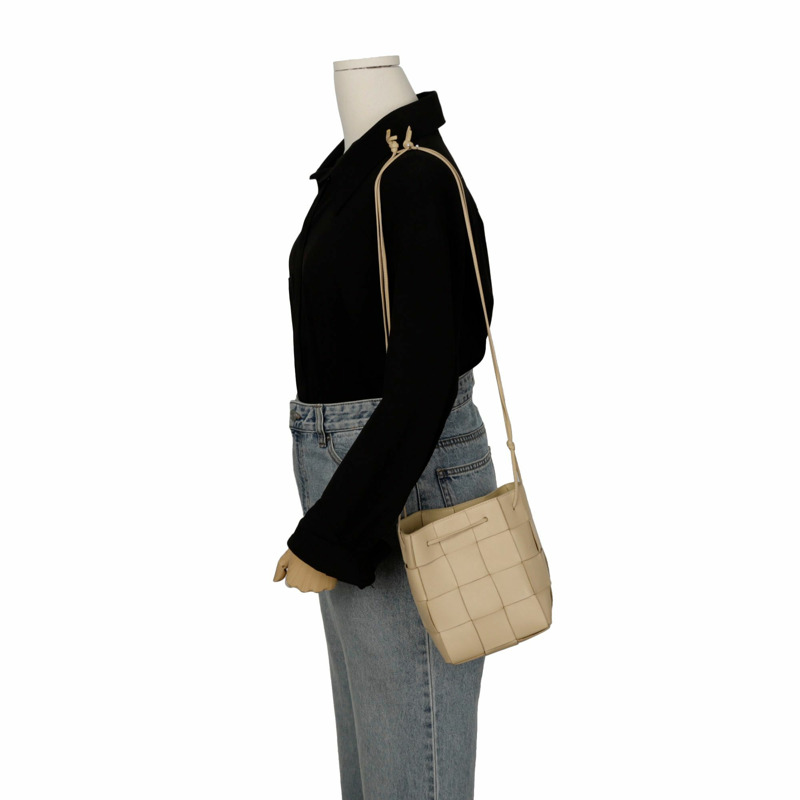 BOTTEGA VENETA 680218 Cassette Bucket 小號肩斜背包-11