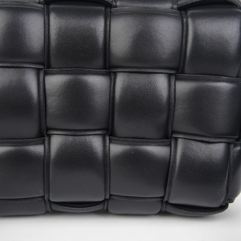 BOTTEGA VENETA 加厚卡式斜背包單肩包 591970-2