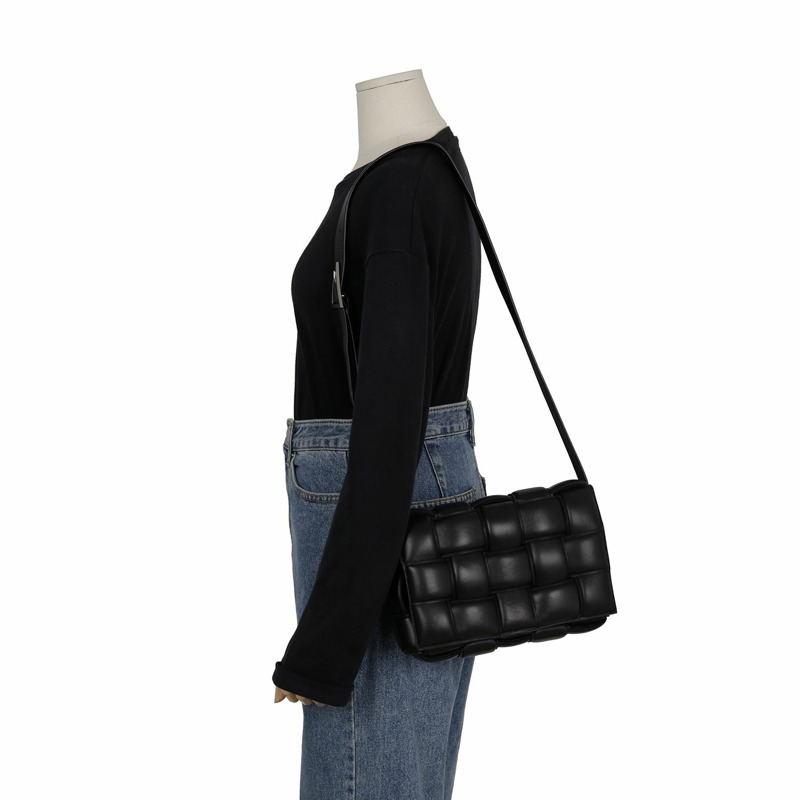 BOTTEGA VENETA 加厚卡式斜背包單肩包 591970-10