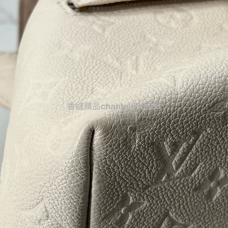 💗香緹國際精品💗 LV 奶白壓紋後背包 #M45397-9