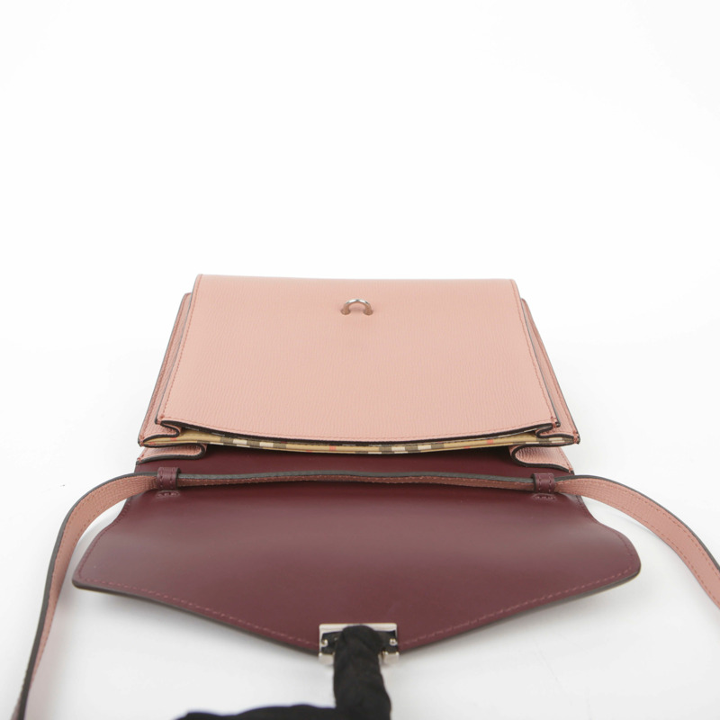 BURBERRY 雙色皮革 Macken 斜背包-11