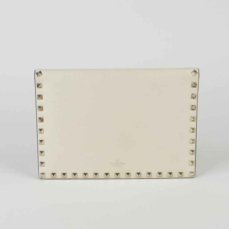 VALENTINO 象牙色皮革 Rockstud 翻蓋手包-1