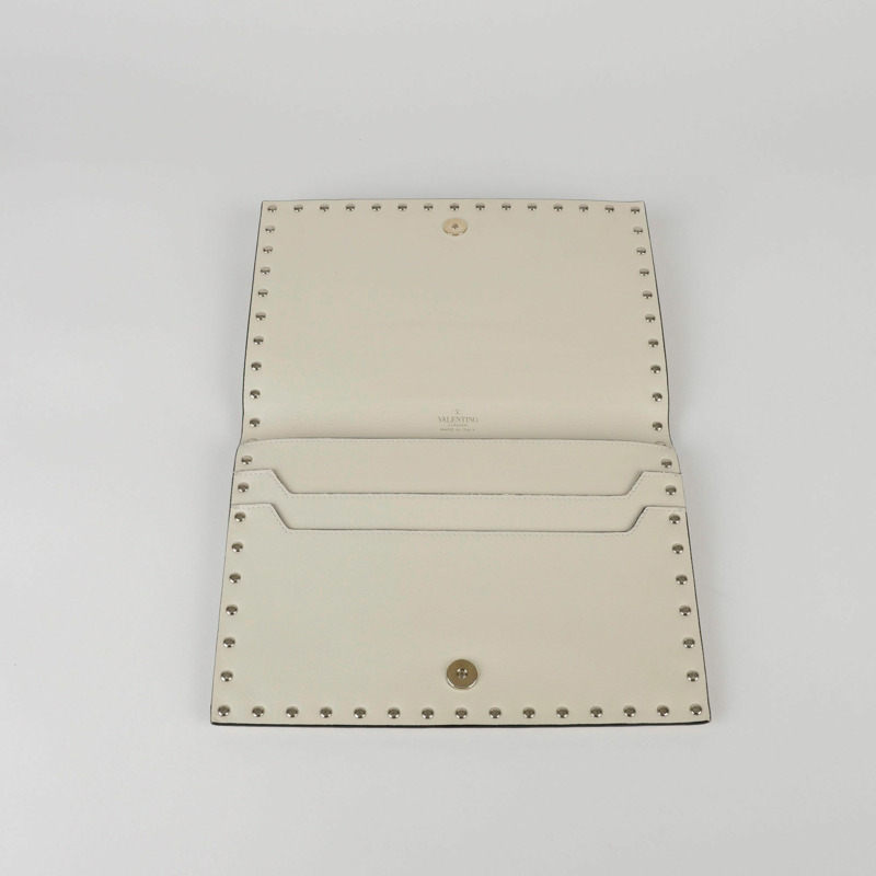 VALENTINO 象牙色皮革 Rockstud 翻蓋手包-5