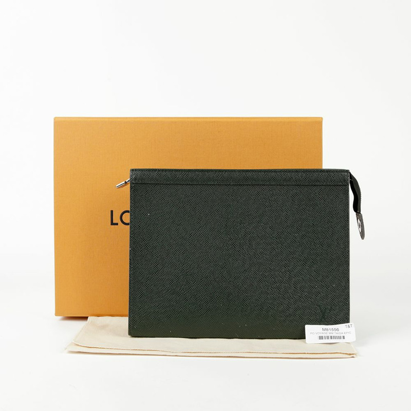 LOUIS VUITTON 綠色 Tiga 皮革 Voyage 手拿包-0