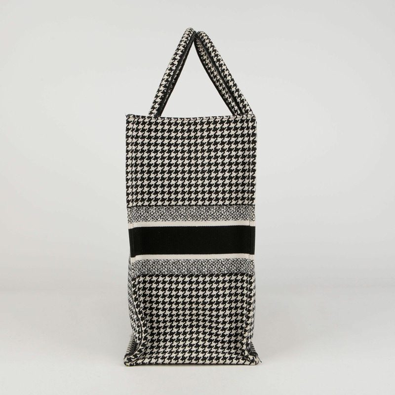DIOR 大號黑白千鳥格刺繡書本手提包-1