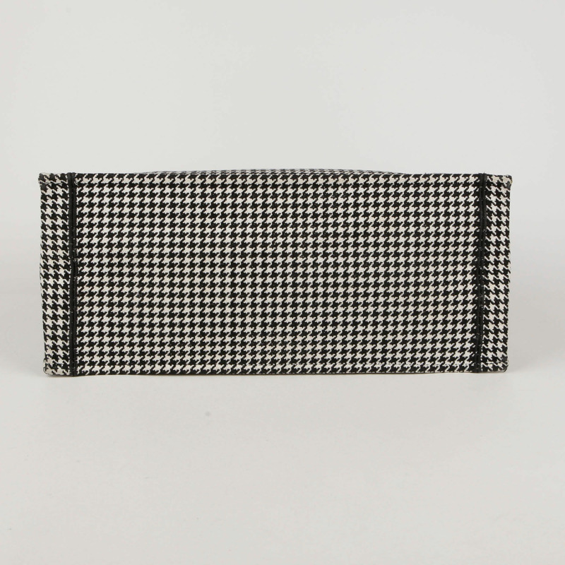 DIOR 大號黑白千鳥格刺繡書本手提包-3