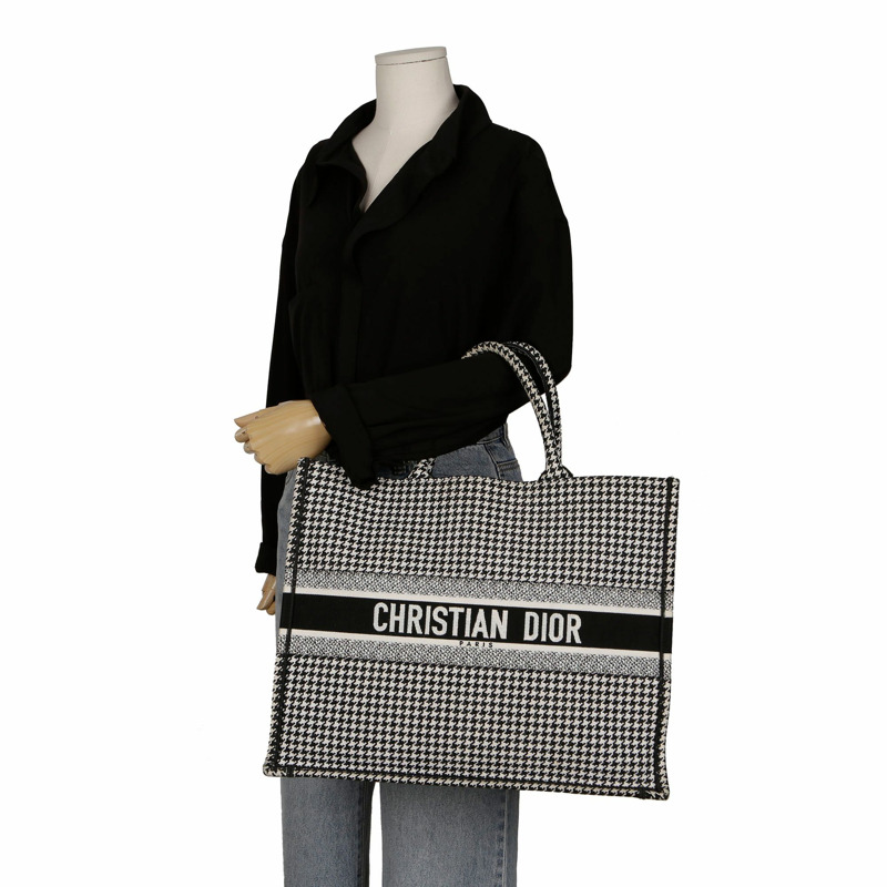 【包稅】DIOR 大型黑白千鳥格刺繡書包-8