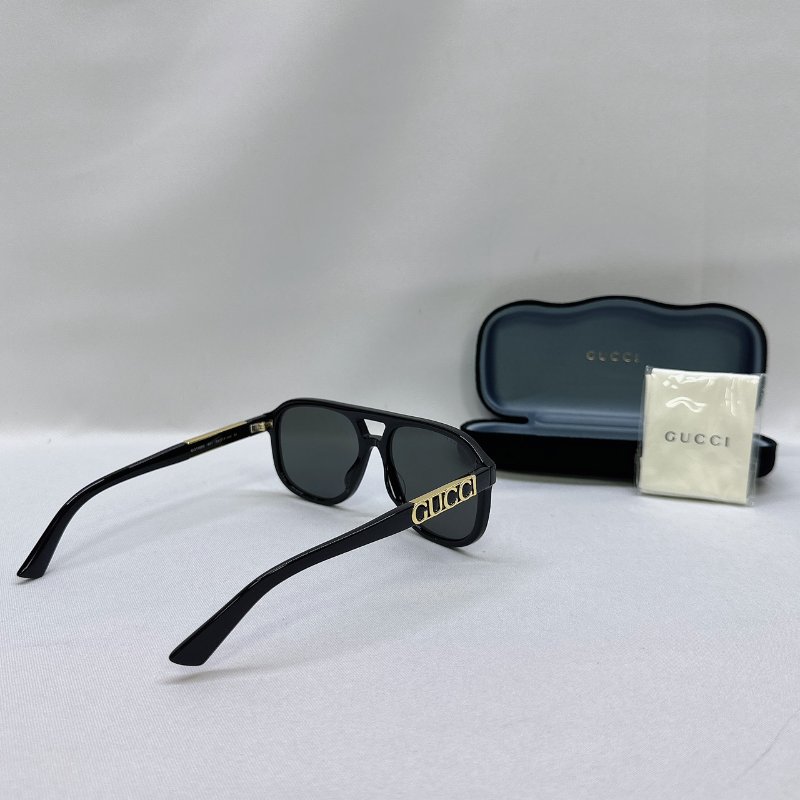 GUCCI 黑膠框金色大LOGO墨鏡-1