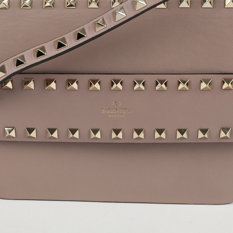 VALENTINO Indi 粉紅皮革 Rockstud 手拿包斜背包-1