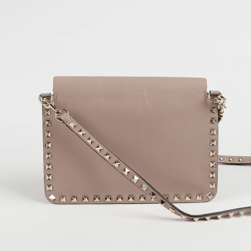 VALENTINO Indi 粉紅皮革 Rockstud 手拿包斜背包-3